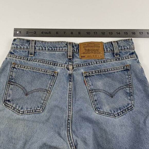 Vintage Levis 560 Light Blue Denim Faded Jeans 90s Orange Tab Fits like 32x28 - Picture 9 of 10